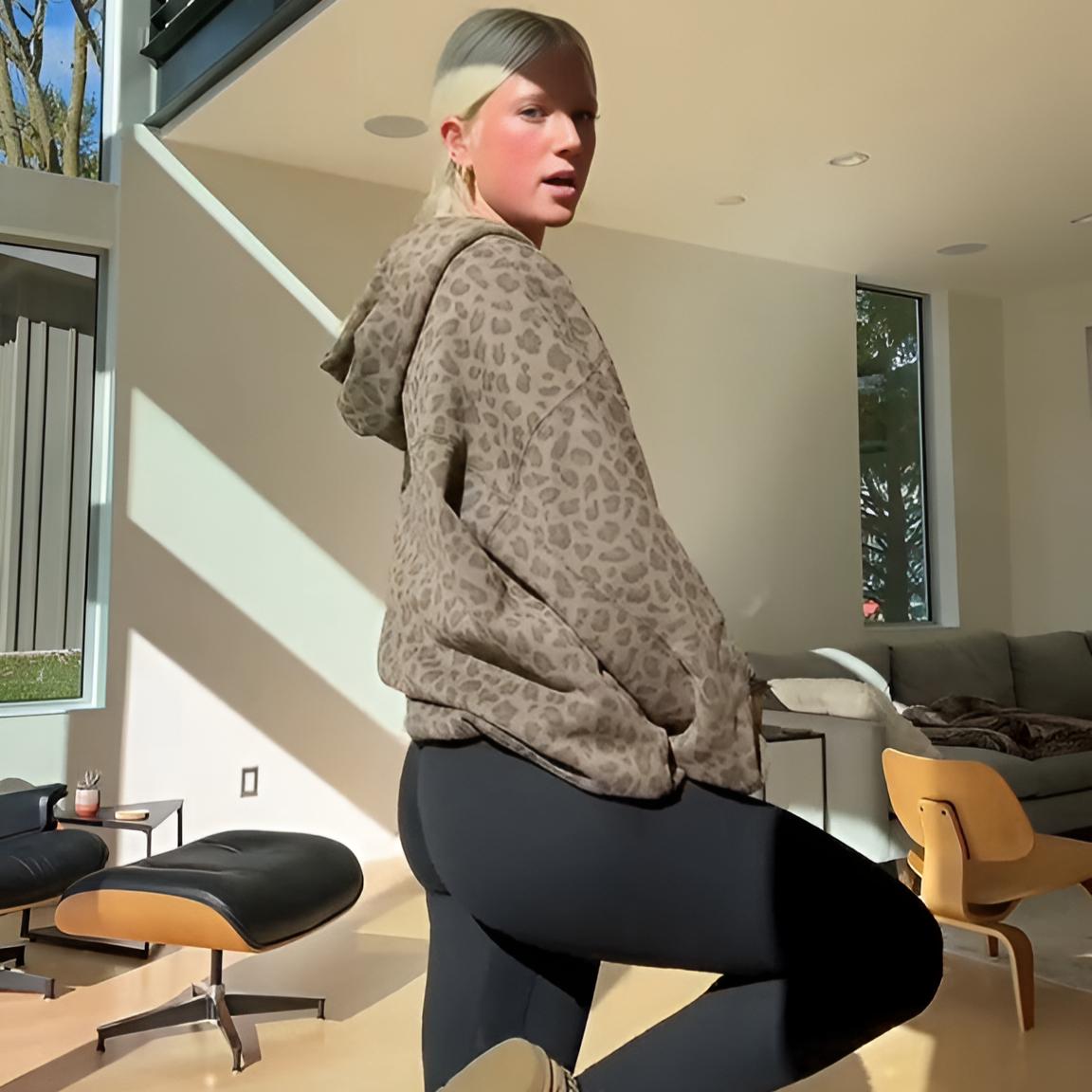 Arganate | Luźna bluza z kapturem i nadrukiem w panterkę