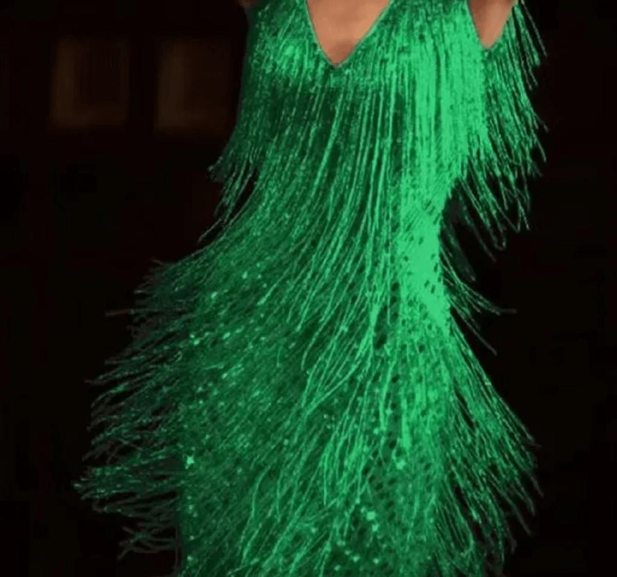 Arganate | Suknia wieczorowa z cekinami, frędzlami i dekoltem w serek