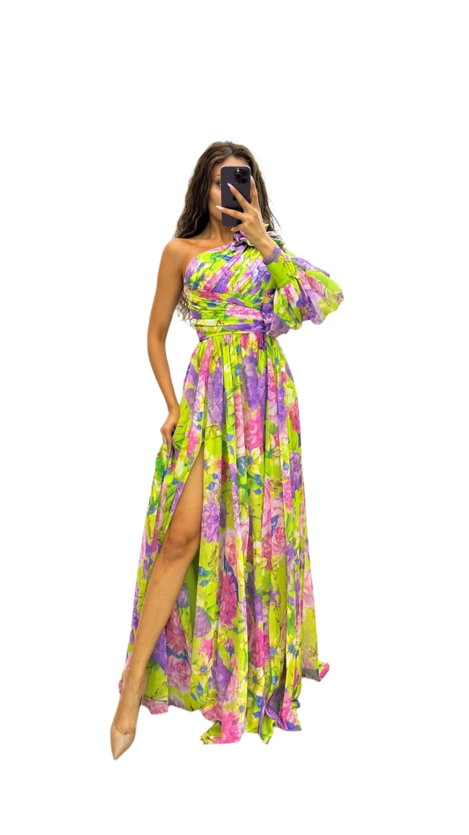 Elegancka, zwiewna sukienka z kwiatowym nadrukiem na letnie imprezy