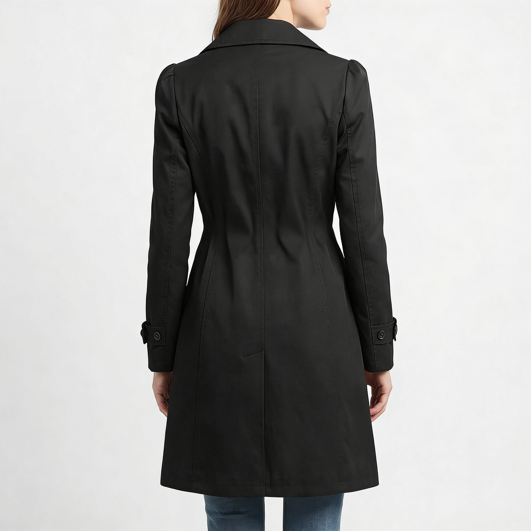 Lekki, długi płaszcz typu trencz z paskiem – damska odzież wierzchnia na wiosnę