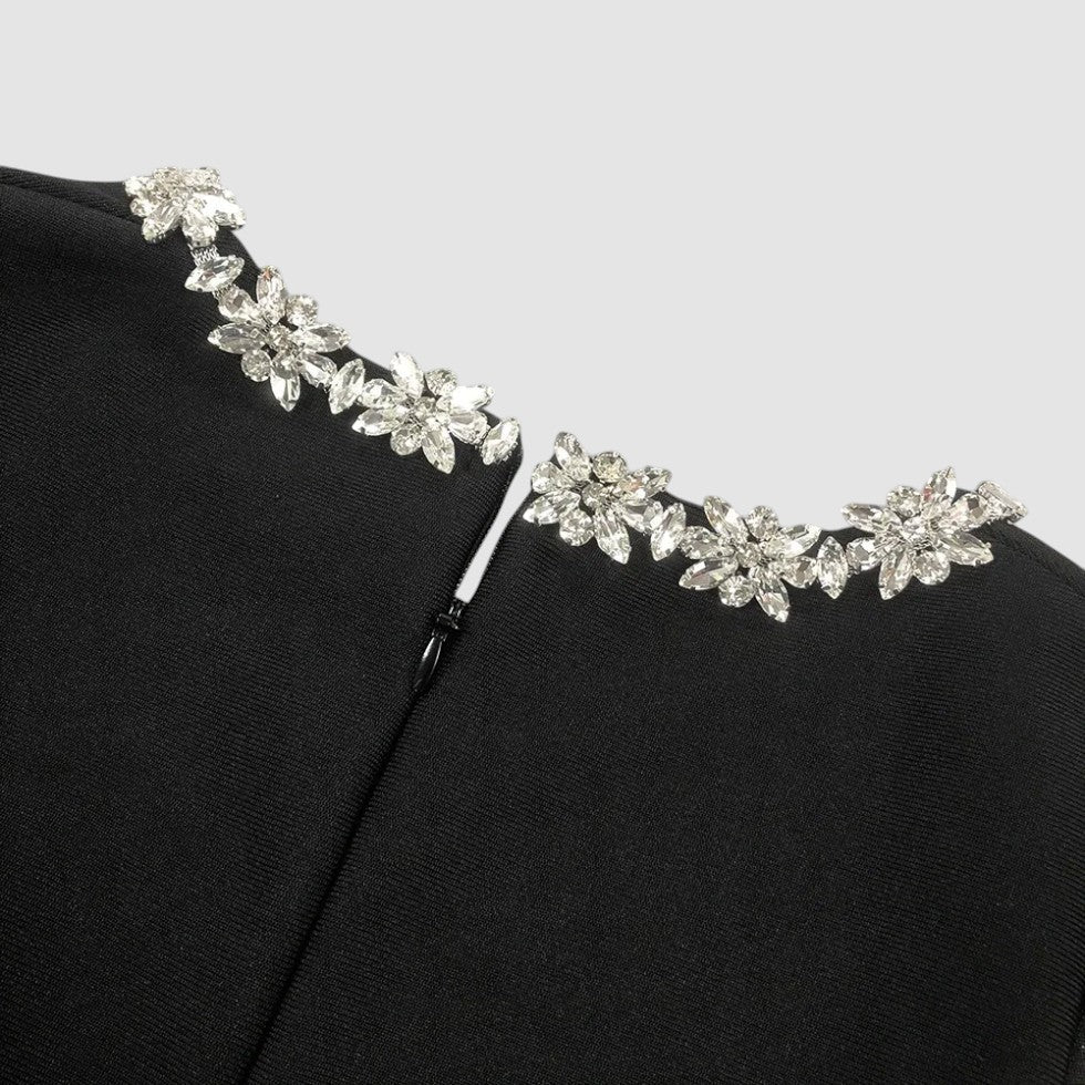 Mini sukienka z pluszowego aksamitu dla kobiet - długi rękaw, dekolt w kwiaty