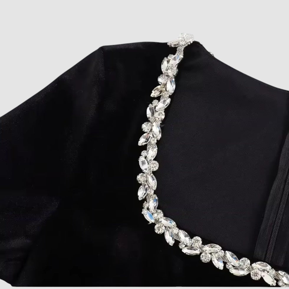 Mini sukienka z pluszowego aksamitu dla kobiet - długi rękaw, dekolt w kwiaty