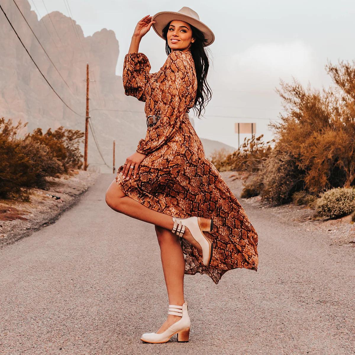 Eleganckie buty na obcasie z wieloma paskami i klamrami dla kobiet