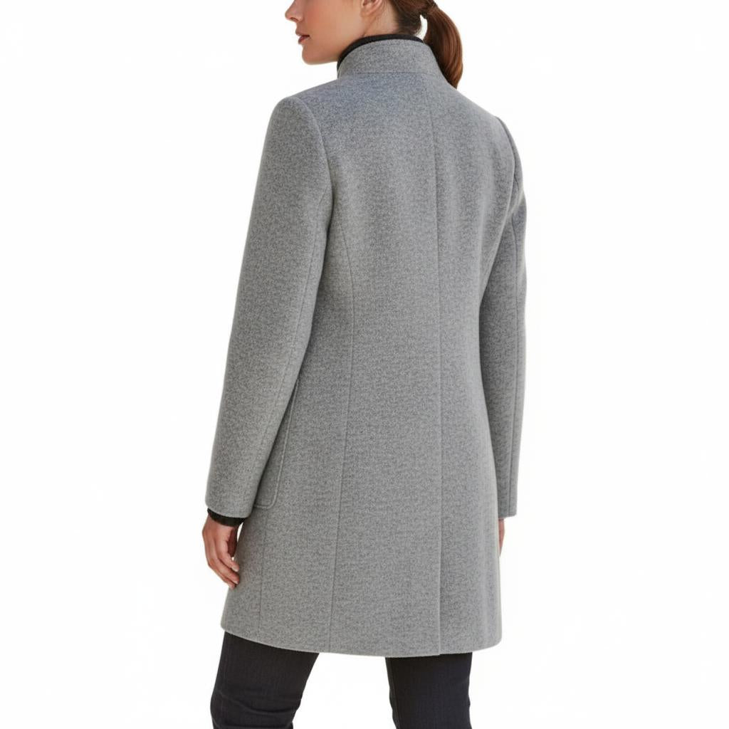 Klasyczny i stylowy wełniany płaszcz typu trencz z zapięciem na guziki w stylu retro