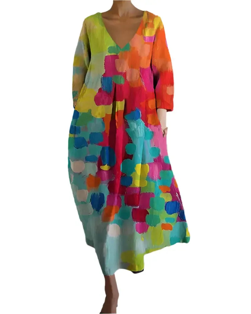 Luźna, kolorowa wzorzysta sukienka damska z dekoltem w serek – idealna na lato lub plażę