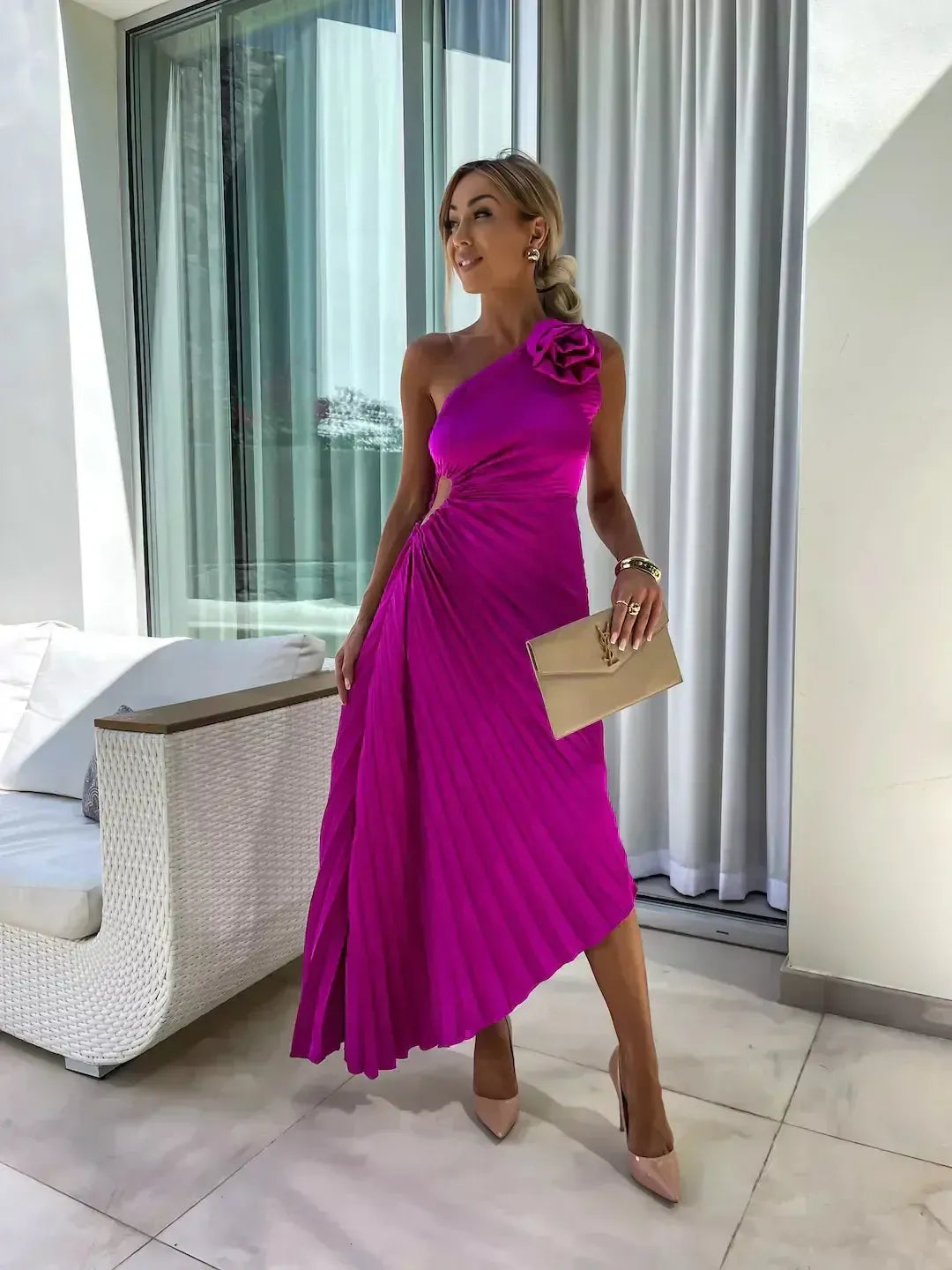 Plisowana sukienka maxi na jedno ramię dla kobiet - elegancki, wieczorowy glamour